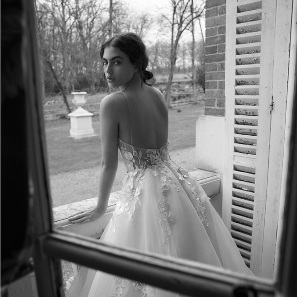 Liz Martinez SS 2023 Maria Wedding dress. A line Silk organza with 3D appliqué. - Picture 7 of 11